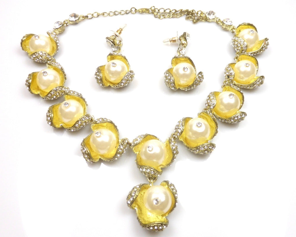 Pearl necklace and earrings set
